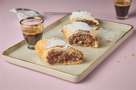 Rétes vaníliás sárgakrémmel és kávéval tálalva