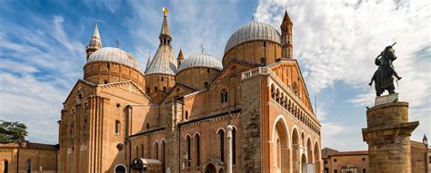 Padova látképe a Basilica di Sant'Antonio-val