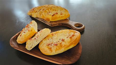 Sajtos baconos kenyér illusztráció