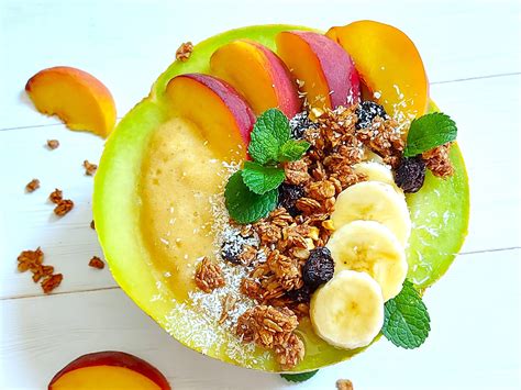 Smoothie tál mangóval és gyümölcsökkel