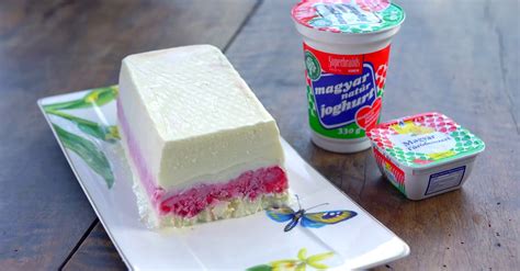 Fagyasztott palacsinták egymásra rakva egy tányéron, fagyasztott gyümölcsökkel