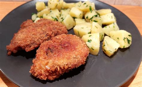 Rántott krumpli tálalva