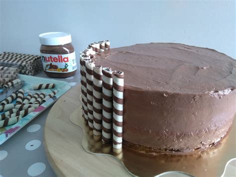 Roletti elhelyezése a torta oldalán