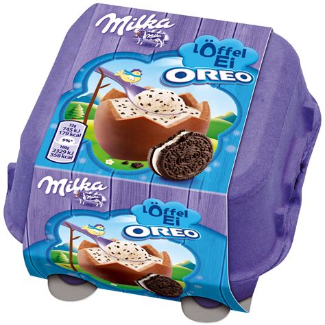 Milka Oreo tojás szeletelve, a krémes töltelék és a kekszdarabok láthatóak