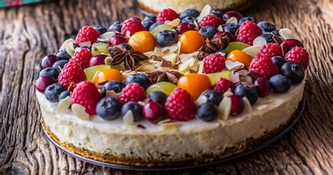 Sütés nélküli sajttorta friss gyümölcsökkel