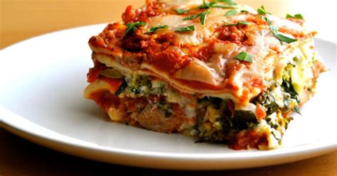 Zöldséges lasagne szeletek, friss bazsalikommal díszítve