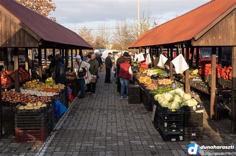 Dunaharaszti piac bejárata, vásárlókkal