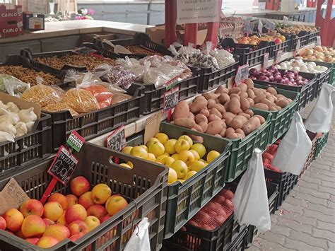Zöldség- és gyümölcsstandok a dunaharaszti piacon