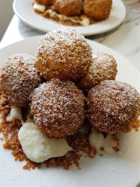 Kész túrógombócok tejföllel és morzsával