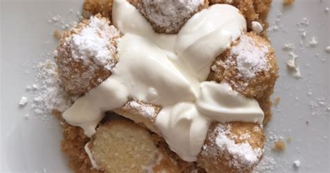 Tálalásra kész túrógombócok tejföllel és porcukorral