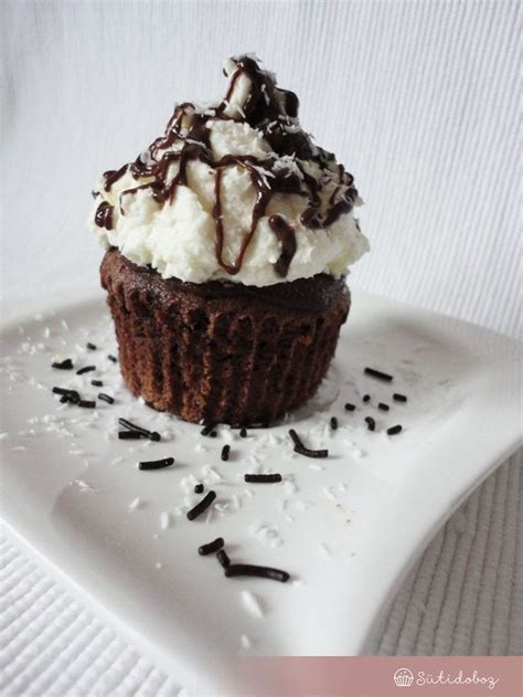 Csokis-kókuszos cupcake asztalon