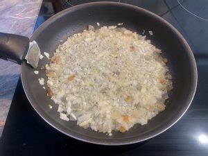 Dinsztelt hagyma és fokhagyma serpenyőben