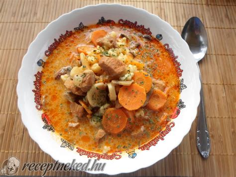 Sajtcsipszek egy tányér leves mellett