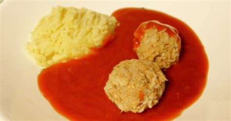 Paradicsommártás húsgombóccal és tésztával