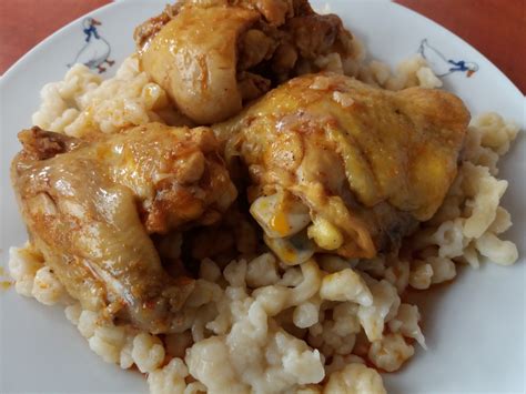 Csirkepörkölt tányéron nokedlival