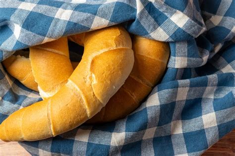 Frissen sült kiflik egy kosárban