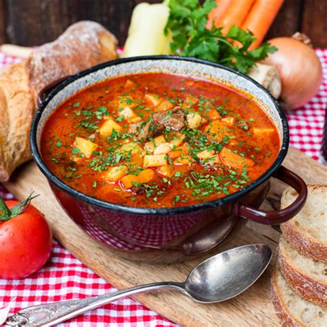 Gulyásleves és marhabélszín Budapest módra tálalva