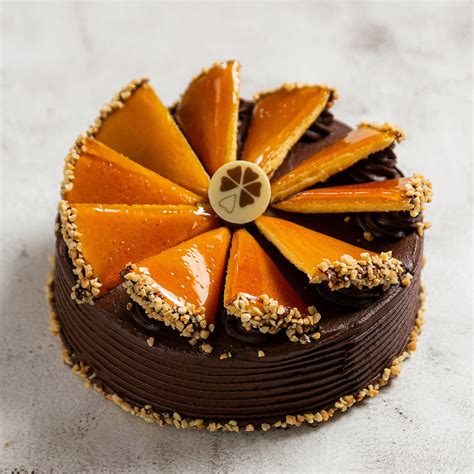 Dobos torta szelet karamelltetővel