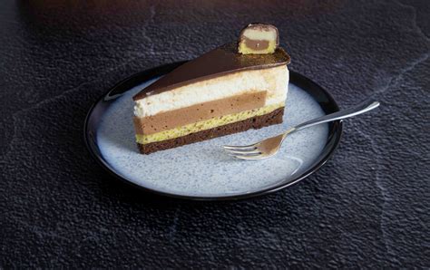 Óriási torta jótékonysági céllal, marcipán figurákkal