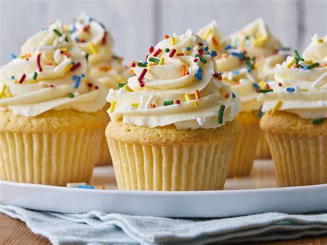 Muffin és cupcake különbségeit bemutató infografika