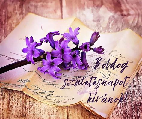Boldog család egy születésnapi torta körül