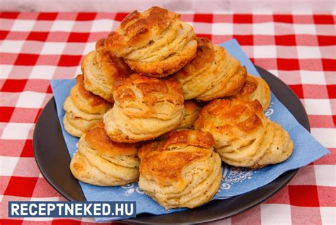 Hajtogatott tepertős pogácsa szelete