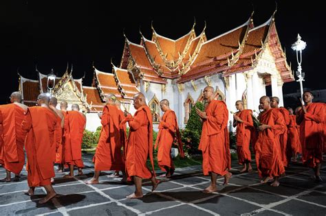 Egy thai kolostor képe, meditáló szerzetesekkel