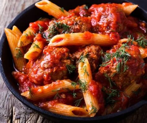 A húsos paradicsomos penne mozzarellával tálalva