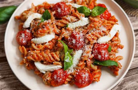 Tonhalgolyós penne mozzarellával és paradicsomszósszal
