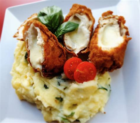 Parmezános csirkemell mozzarellával és paradicsomszósszal