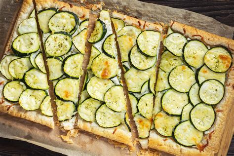Cukkinis pite különböző feltétekkel