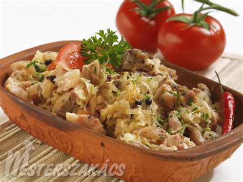 Káposztás csülök tálalása galuskával és pecsenyelével