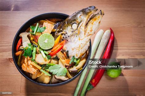 thai ételek evőeszközökkel és pálcikákkal