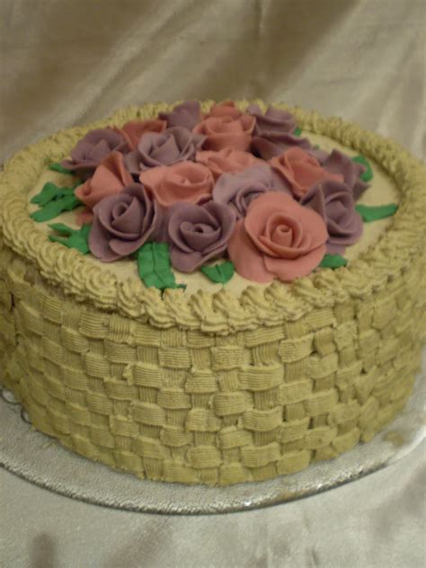 Kosár torta vajkrémmel díszítve