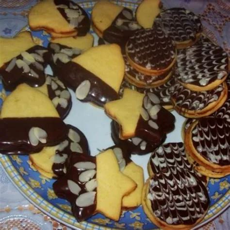 Mandulás linzer sütemények, karácsonyi díszítéssel