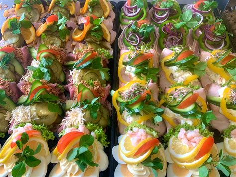 különböző smørrebrød feltétekkel