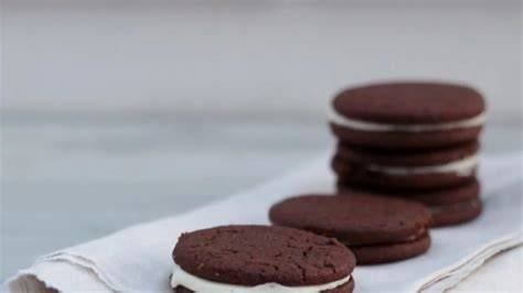 Házi készítésű Oreo kekszek tányéron