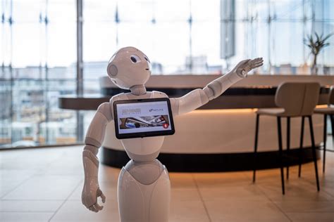 Pepper robot interakcióban vásárlókkal az Etele Plaza területén