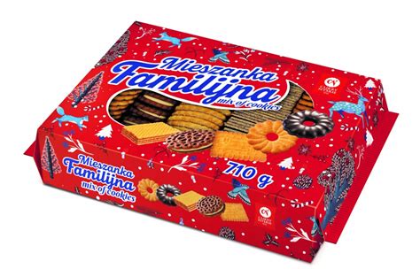 különböző típusú nápolyi kekszek és ostyák válogatása egy asztalon