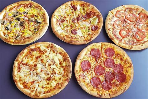 Különböző típusú pizzák asztalon