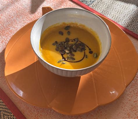 Tálalt sütőtökkrémleves pirított tökmaggal