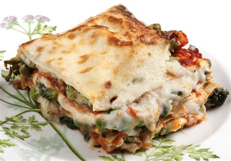 Zöldséges lasagne szeletelve, friss bazsalikommal