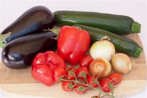 Friss zöldségek, mint cukkini, padlizsán, sárgarépa és zeller