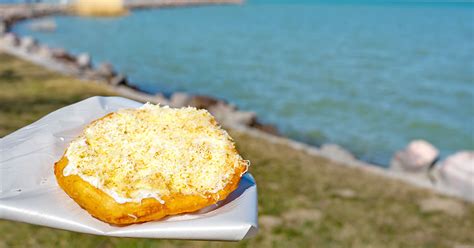 Lángos strand környezetben