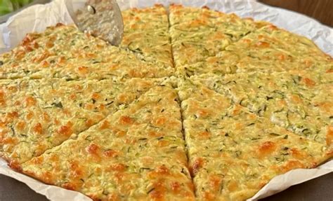 Cukkini pizza falatkák asztalon