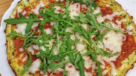 Cukkini-pizza rakottas elkészítésének fázisai