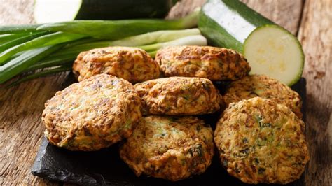 cukkini fasírt tányéron