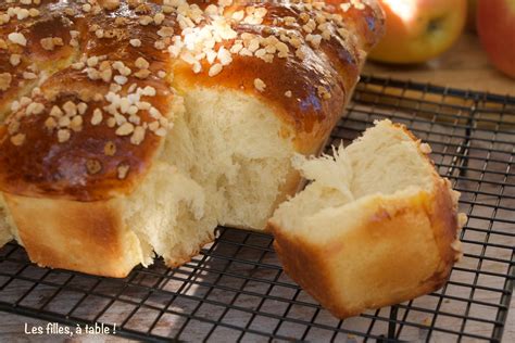 Brioche au sucre szeletelve