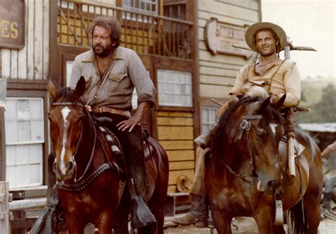 Bud Spencer és Terence Hill hagymás babot fogyasztanak egy western filmjelenetben