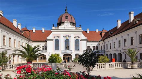 A kastély homlokzatának részletei és a romos állapotú díszterem